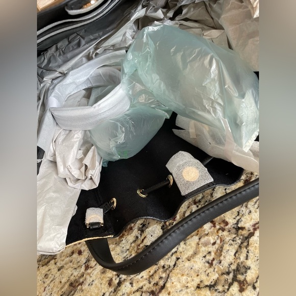 NEW | Michael Kors Large Drawstring Bag Phoebe |
Two-tone - Picture 7 of 9